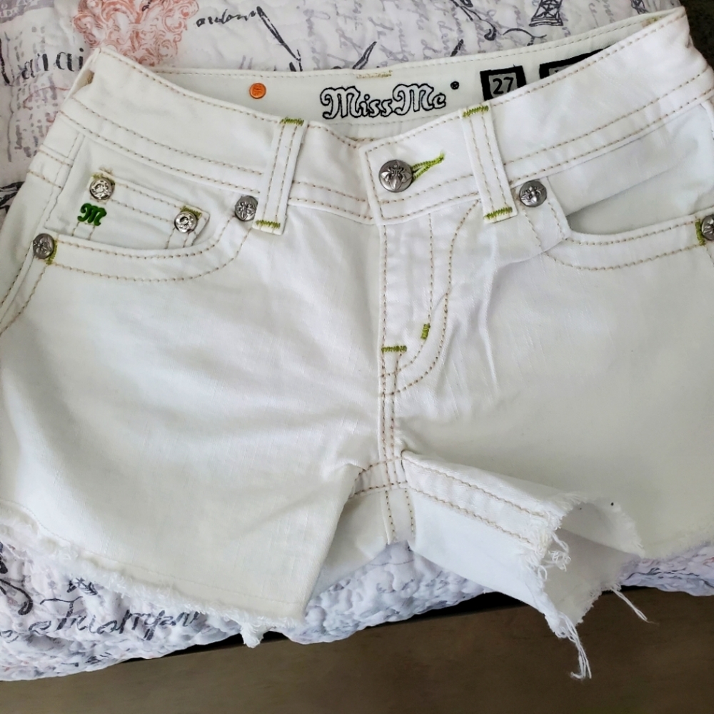 Super cute Miss Me Shorts size 27